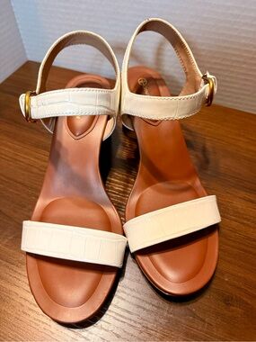 Giani Bernini White Croc-Embossed Block Heel Sandal with Gold Buckle size 8,